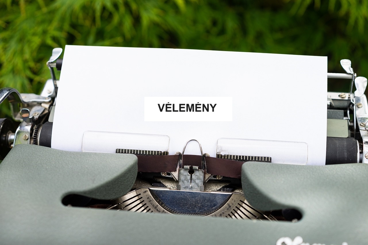 VÉLEMÉNY